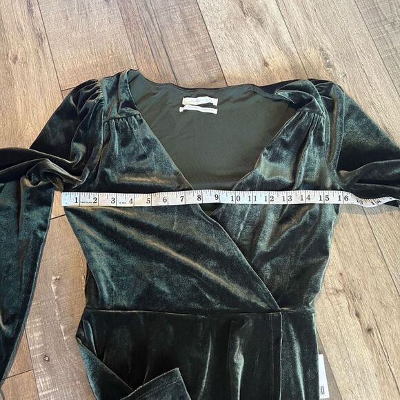 Urban Outfitters Green Velvet Wrap
Style Romper S - Picture 6 of 11